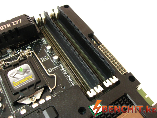 ASUS SABERTOOTH Z77 имеет заглушки для портов PCI-E и памяти